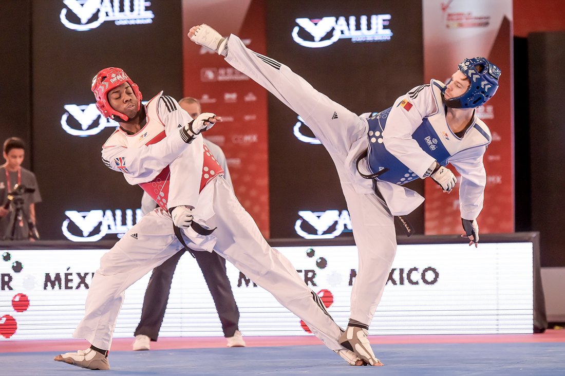 Men's -80kg Final Match Under Way on 1st Day of 2015 World Taekwondo
